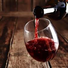 Dimezzate le dosi consentite di alcol: solo un bicchiere di vino al giorno