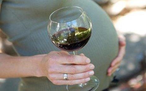 Francia: ogni settimana un neonato si ammala per il consumo di alcol o droga della madre in gravidanza