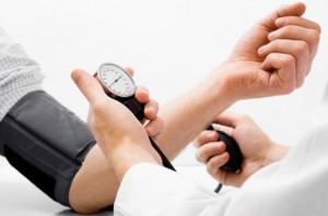 Ipertensione, 4 fattori decisivi: peso, moto, alcol e verdura