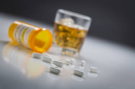 L’alcol può avere effetti sull’efficacia (e sui rischi) di alcuni farmaci!?