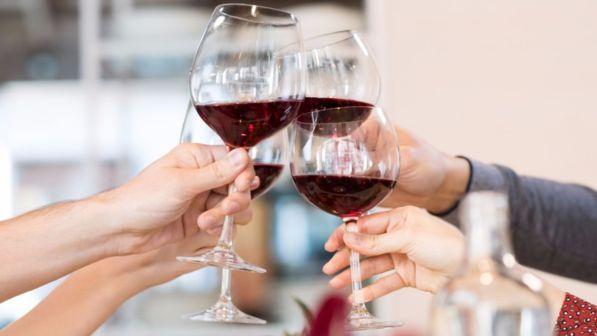 Alcoholism: Clinical & Experimental Research: bere alcol più di tre volte a settimana può compromettere la salute