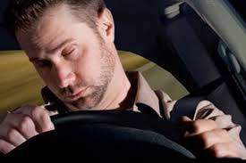 Guidare sotto le feste: stanchezza al volante, pericolosa come l'alcol