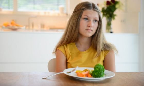 Aumentano i disturbi alimentari tra giovani, l'età scende fino a 8-11 anni