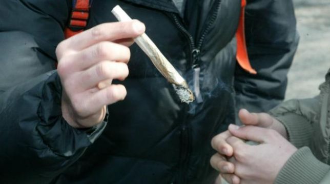 Pericolo cannabis, fumare da adolescenti aumenta il rischio depressione e suicidio da adulti