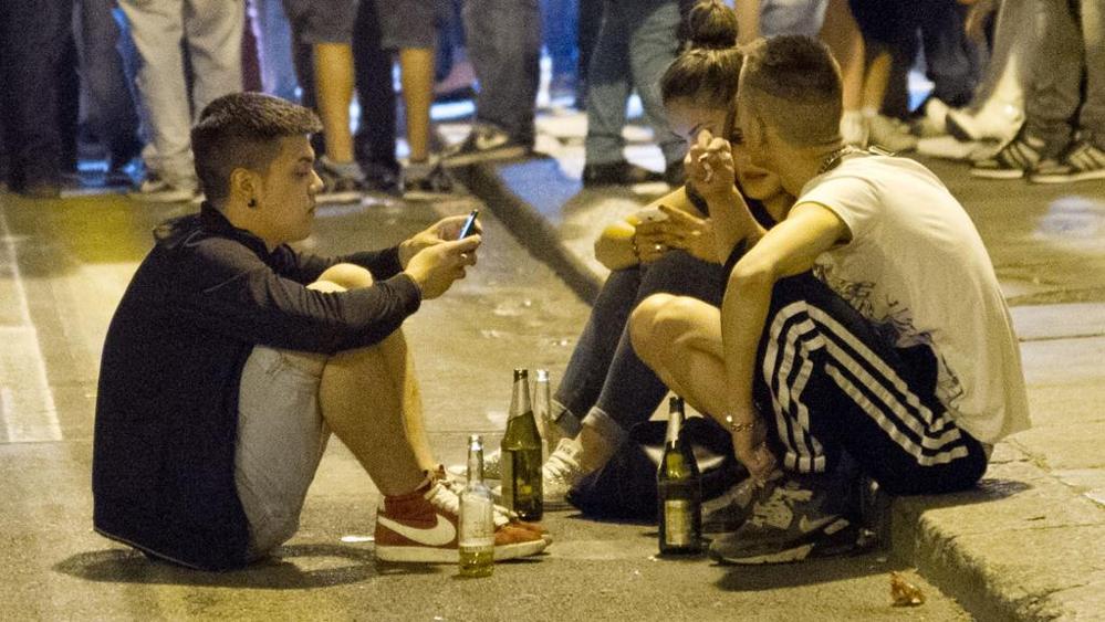 L’ubriacatura del fine settimana: il consumo di alcol dilaga tra i giovani