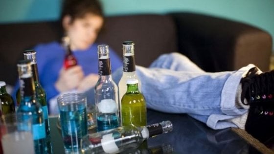 Supersedentari e bevono troppo alcol: fotografia degli adolescenti di oggi