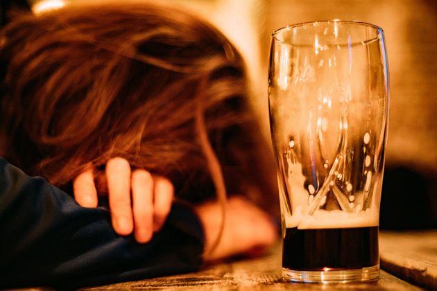 Va di moda bere per stordirsi e gli alcolici sono la prima causa di morte dai 16 ai 22 anni