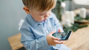 Smartphone e altri dispositivi: mai darli ai bambini prima dei 3 anni