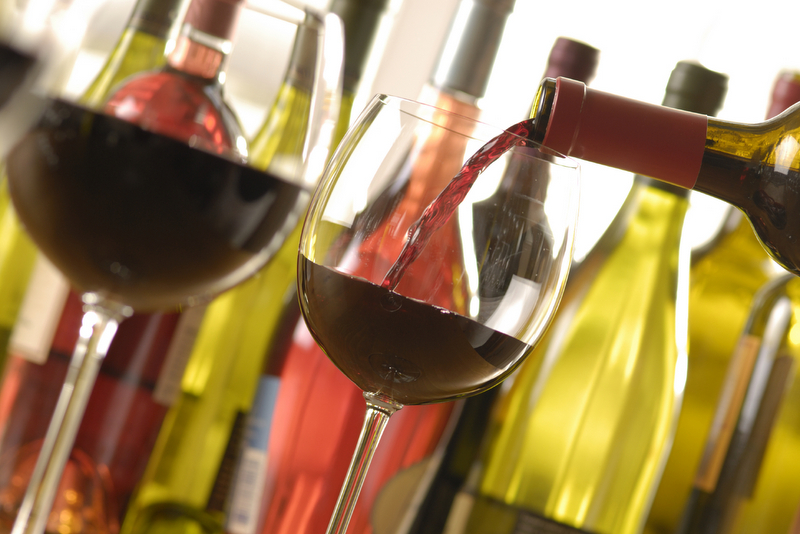 Addiction: vino, bicchieri più grandi spingono a bere di più 