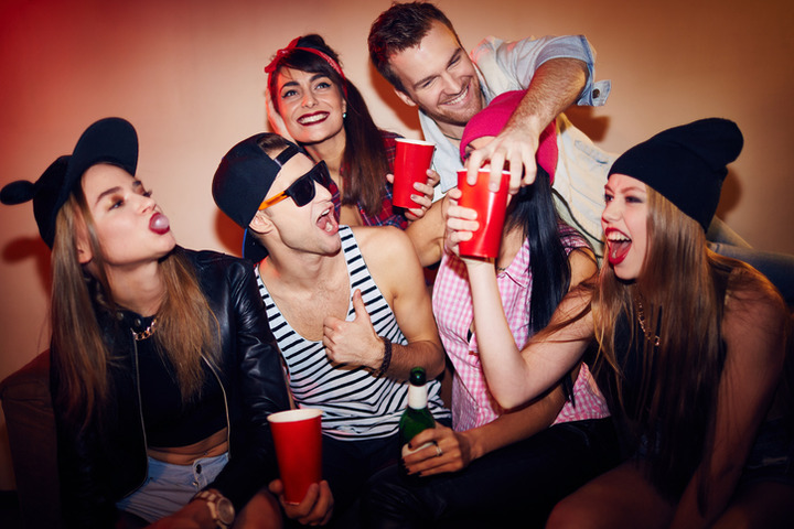 Pubblicità di alcolici & giovani: andrebbe vietata, le mezze misure non servono