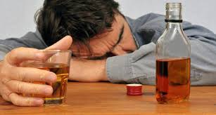 Alcol per far fronte ai problemi: la ruminazione come causa principale