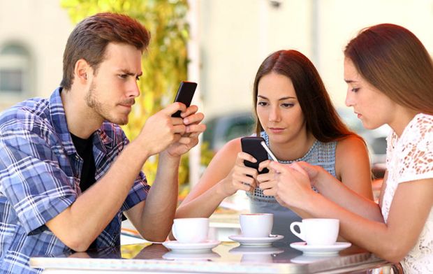 Adolescenti e smartphone: l'infulenza dell'esempio degli adulti