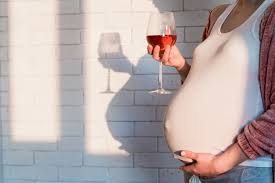 Bere alcol durante la gravidanza può causare problemi al neonato, anche a lungo termine