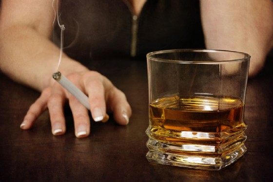 Tra le over-40 il 24% fuma e il 21% beve alcol tutti i giorni: i risultati di un sondaggio