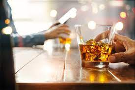 Uno studio rivela che non esiste una soglia di sicurezza nel bere alcol per la salute del cervello