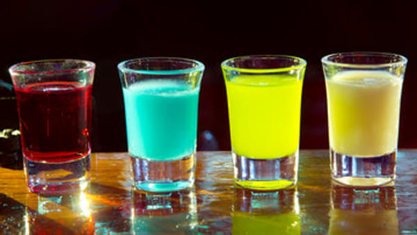 Alcol super economico e orde di minorenni ubriachi: la piaga degli shottini a un euro
