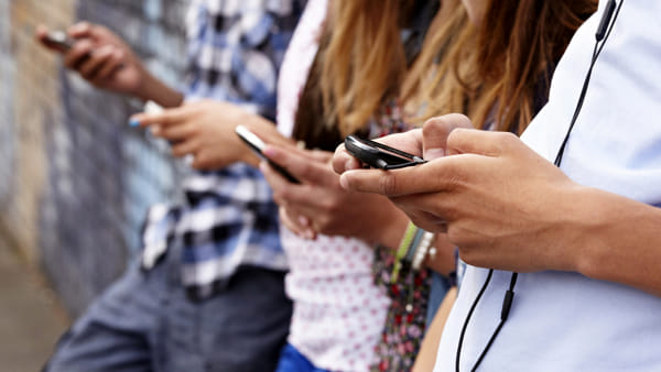 Studio conferma: abusare dello smartphone danneggia la salute mentale degli adolescenti