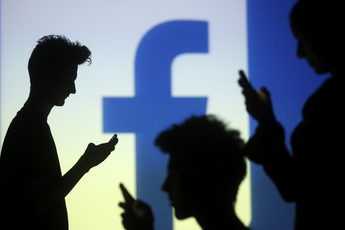Dipendenza dai social: gli effetti collaterali di Facebook sul nostro benessere