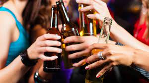 Bere da adolescenti aumenta del 40% possibilità di alcolismo