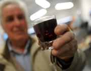 Gli anziani bevono più alcol rispetto ai giovani: i dati di uno studio USA