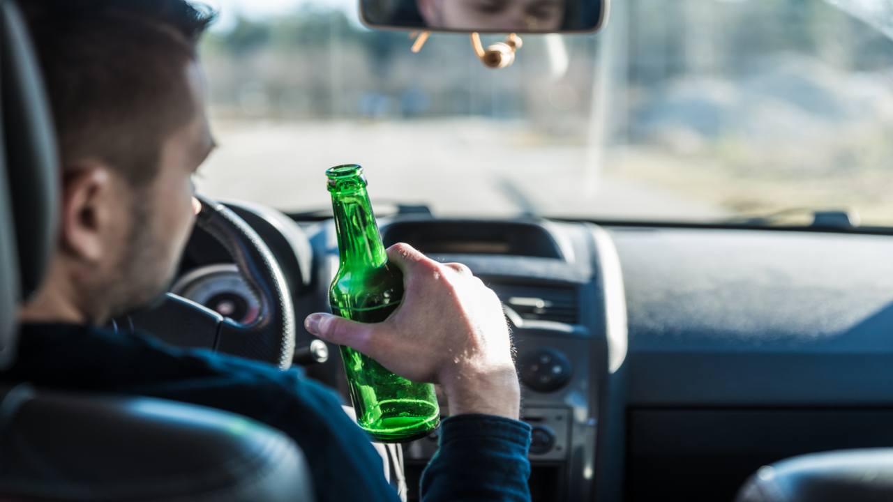 Alcol alla guida: divieto assoluto di bere e auto bloccata al primo bicchiere
