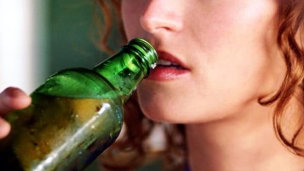 La dipendenza da alcol e fumo vista al femminile: un problema sommerso