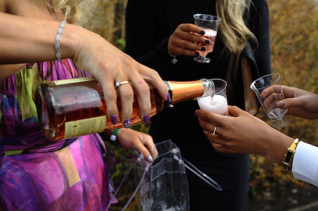 Le donne con più estrogeni si ubriacano prima: gli ormoni aumentano l’effetto dell’alcol