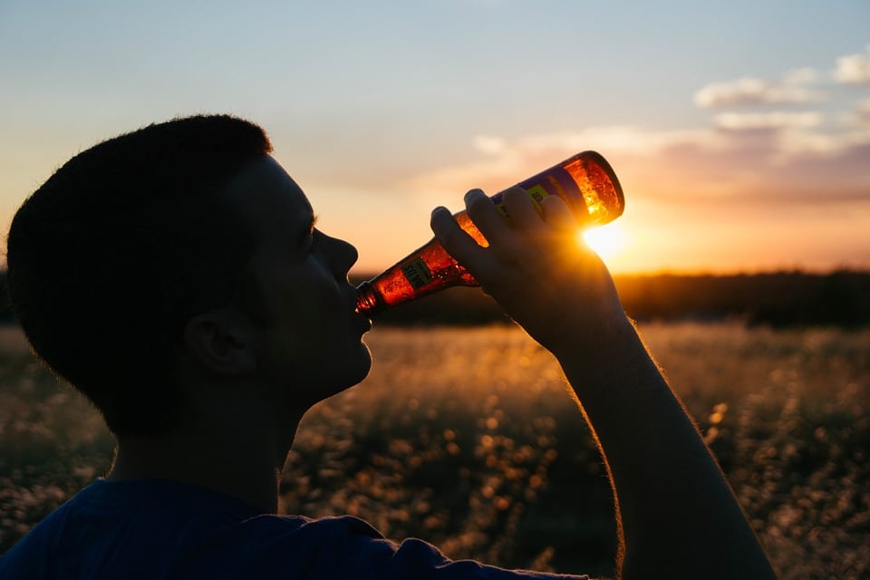 Bere alcol prima della gravidanza è un rischio anche per i futuri papà