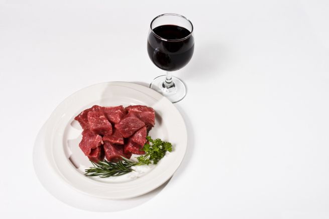 Carne rossa ed alcol aumentano il rischio di cancro: gli esiti di un maxi studio su 51milioni di persone