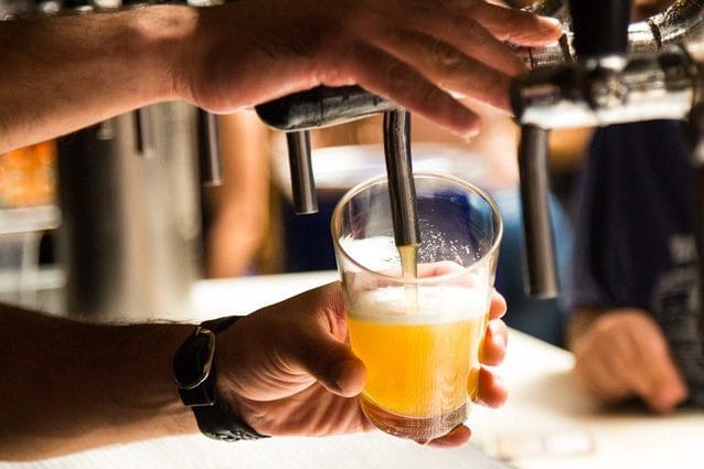 Alcol, bere troppo modifica il DNA e ci rende sempre più dipendenti: i risultati di una ricerca americana