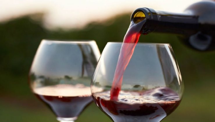 Un ingrediente nel vino rosso può alleviare la depressione? Uno studio