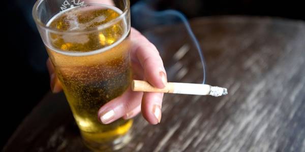 Fumo, alcol e divano: la maggioranza degli italiani sottovaluta i fattori di rischio