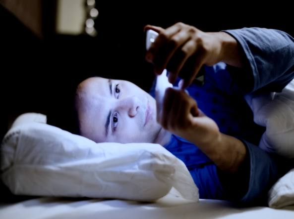Niente smartphone dopo le 10 di sera: aumenta il rischio di depressione