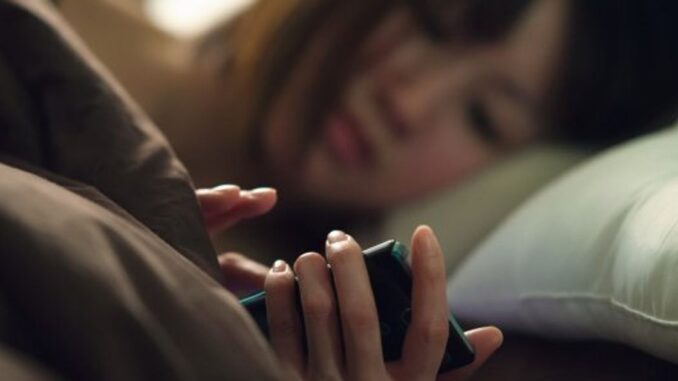 Sempre più persone giocano prima di andare a letto
