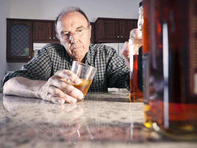 Alcol, emergenza dimenticata: 8 milioni di persone e 3 di anziani