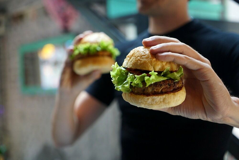 Binge Eating, disturbo dell'alimentazione incontrollata: cos'è e come riconoscerlo