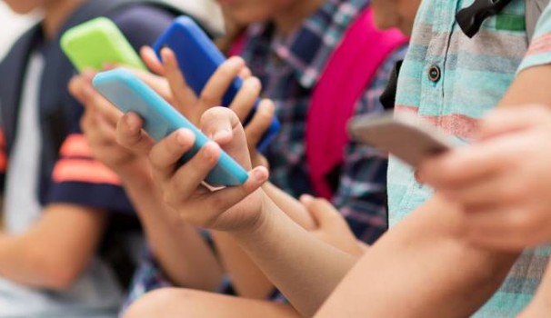 Vietare gli smartphone ai bambini?