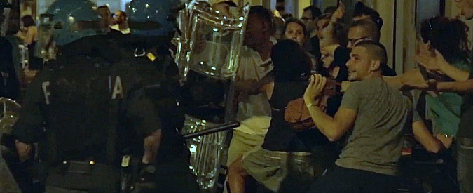 Torino, proteste e attacchi alla polizia durante i controlli anti-alcol