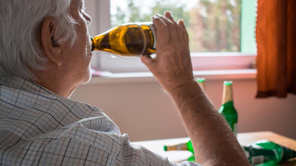 Il consumo di alcol è in aumento tra gli anziani