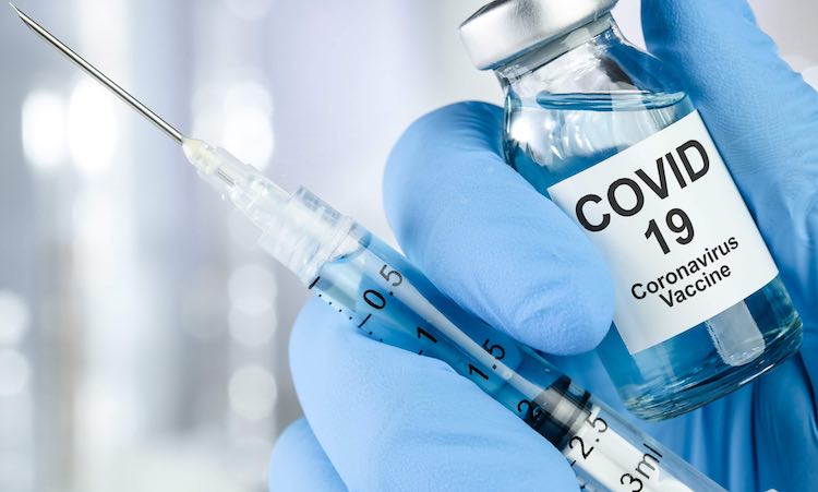 Vaccinazione Covid, gli esperti avvertono: È necessario astenersi completamente dall’alcol per un certo periodo