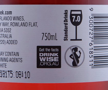 Alcol in gravidanza: un logo in etichetta segnala i rischi per le donne incinte. Regole diverse per ogni Paese