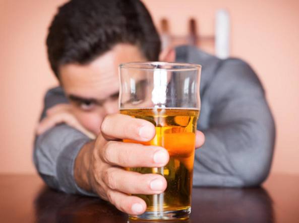 Quanto fa male bere alcol?