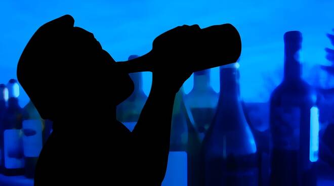 Abuso di alcol: il 7% dei giovani si ubriaca tre volte a settimana