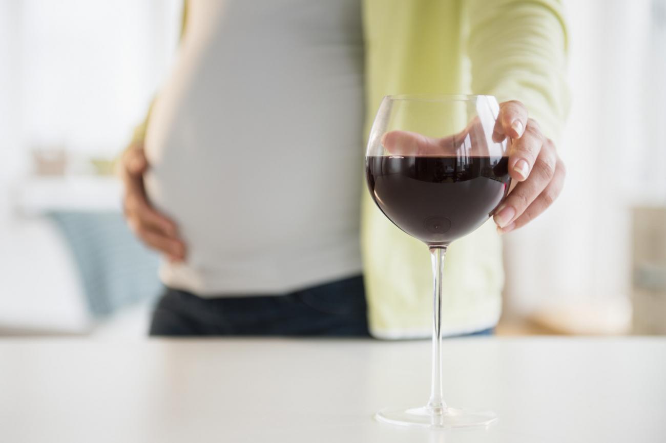 Alcol in gravidanza. È veramente così grave bere un goccetto ogni tanto?